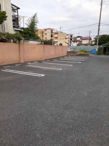 メゾンリファインＭの駐車場|車をお持ちの方に嬉しい駐車場付きの物件です
