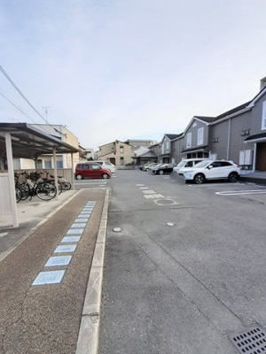 【駐車場】 | メゾン　ド　ヌーヴェルバーグ | 車をお持ちの方に嬉しい駐車場付きの物件です