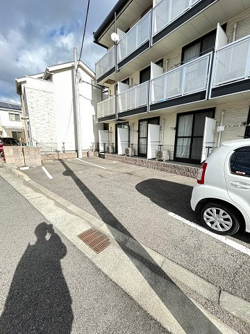レオパレスMOTOHAMAの駐車場