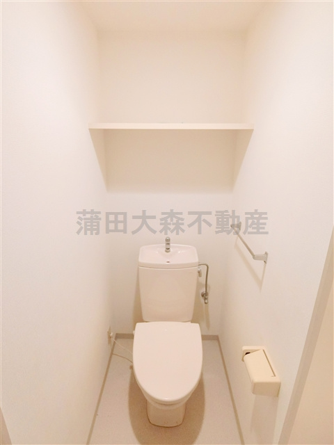 北糀谷コートのトイレ|棚付きのトイレ