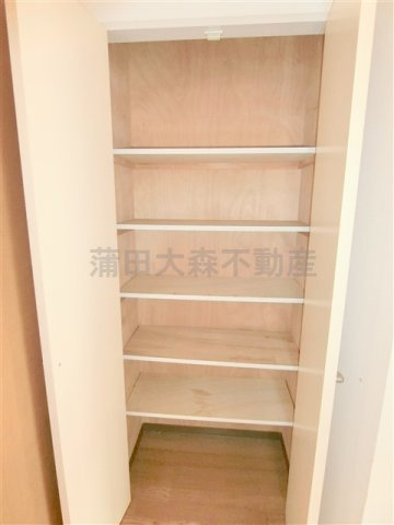 北糀谷コートの収納|リビング入口の棚収納