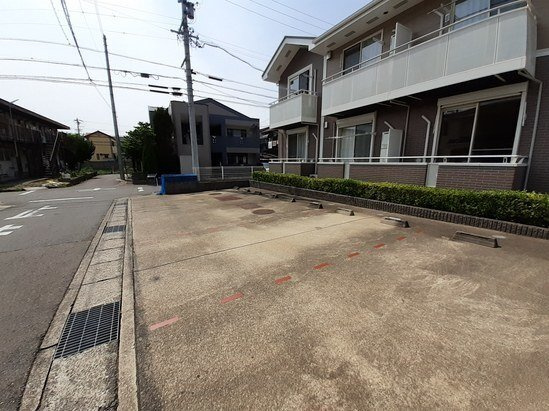 エンペラーヒルズ平手の駐車場