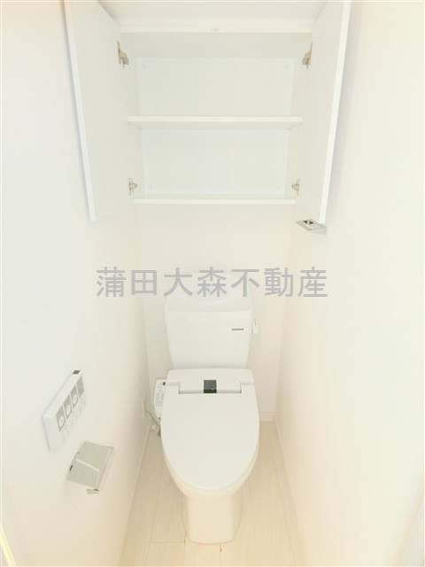 AZESTアゼスト千鳥町のトイレ|吊戸棚と温水洗浄便座付きのトイレ