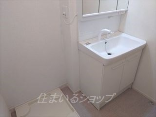 Ｏｆｆｉｎｇの洗面所|三面鏡付きシャンプードレッサー