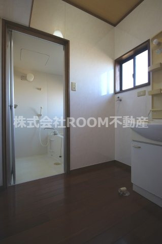 ひかり住宅の洗面所|ゆったりとスペースのある洗面所