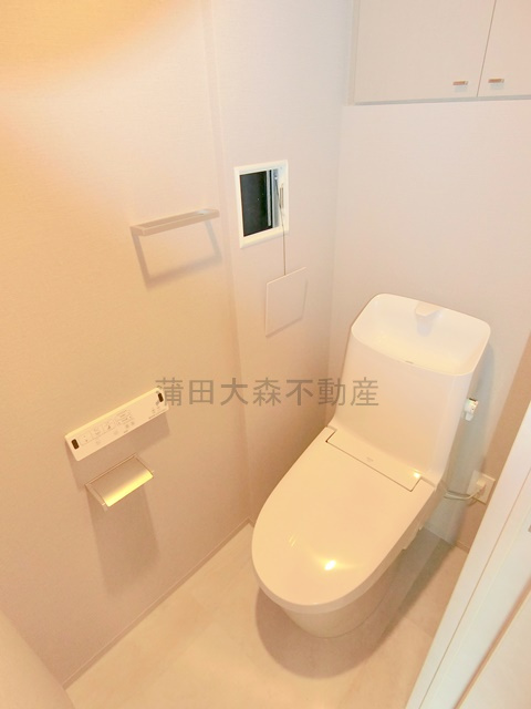 プラウドフラット西蒲田のトイレ|棚収納と温水洗浄便座付きのトイレ