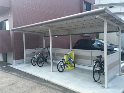 【その他共用部分】 | ラ・メゾンAOYAMA | 自転車を保有の方に嬉しい屋根つき駐車場♪