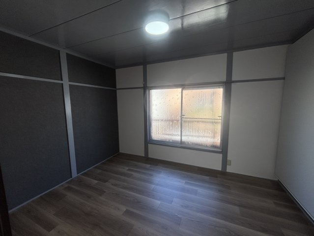 東野町戸建の洋室