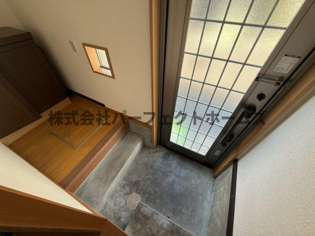 星丘1丁目テラスハウス　賃貸の玄関|収納もある玄関です