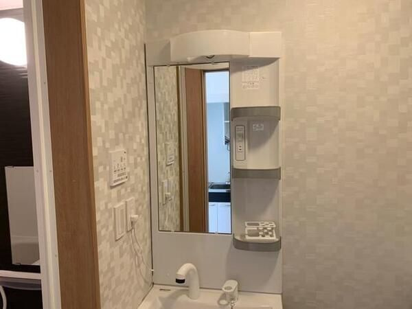横浜市南区別所５丁目のアパートの独立洗面台