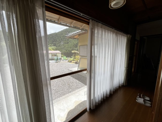 曽爾村伊賀見の和室|窓を開ければ緑豊かな山並みが広がる開放的な眺望。自然を身近に感じられる贅沢なロケーションです。