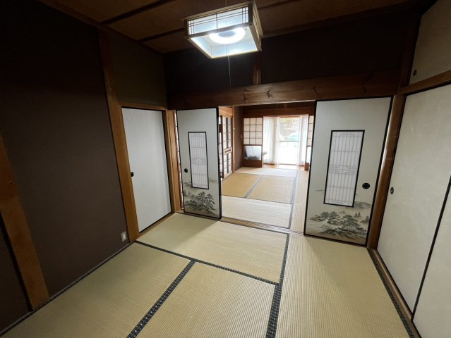 曽爾村伊賀見の和室|襖で仕切られた続き間の和室は、開け放てば広々とした一室に。来客時や家族の集まりにも柔軟に対応できます。