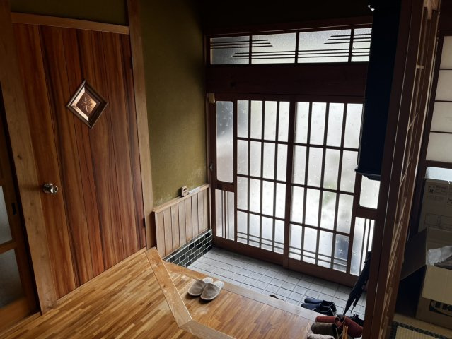 曽爾村伊賀見の玄関|光を柔らかく取り込む格子戸の玄関。木の質感が来客を温かく迎える、趣きある佇まいです。