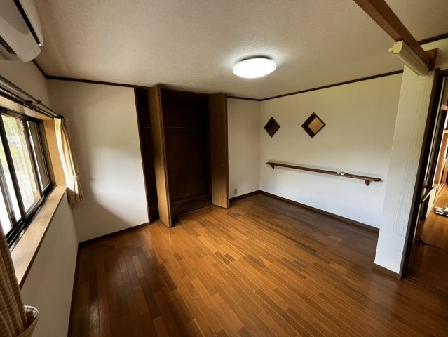 曽爾村伊賀見の洋室|たっぷり収納できるクローゼットを備えた明るい洋室。広々とした空間の余裕を感じられます。