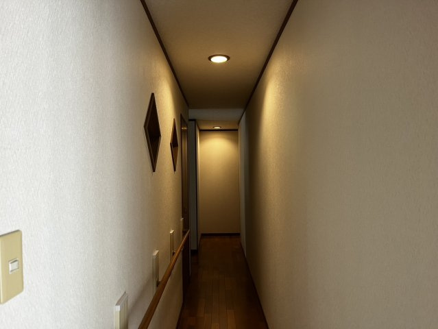 曽爾村伊賀見のその他|手すり付きで安心の廊下。落ち着いた照明が、住まいの隅々まで丁寧な設計を感じさせます。