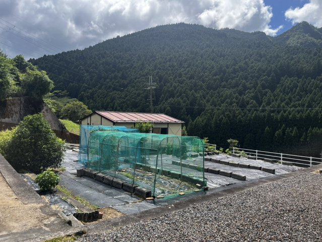 曽爾村伊賀見のその他|ネット付きの家庭菜園スペースを完備。山の恵みを受けながら、野菜づくりを楽しめる贅沢な環境です。