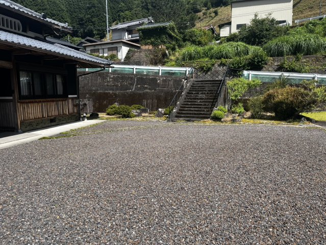 曽爾村伊賀見の庭|緑豊かな造りが、奥行きのある敷地の広がりを感じさせます。