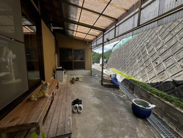 曽爾村伊賀見のその他|波板屋根で雨の日も安心な勝手口スペース。物干しや作業スペースとしても活躍する実用的な造りです。