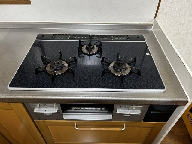 曽爾村伊賀見のキッチン|三口コンロで同時調理もスムーズ。毎日の料理がもっと楽しくなるキッチン設備です。