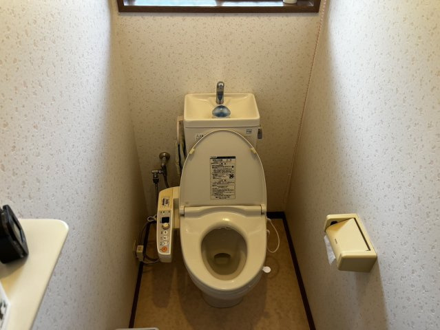 曽爾村伊賀見のトイレ|温水洗浄便座を完備し、快適な使い心地。和式トイレも別であり、使い分けに便利な設備です。