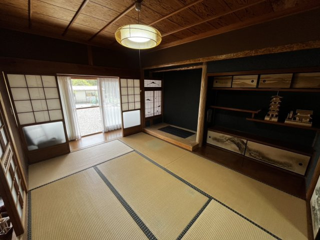 曽爾村伊賀見の和室|床の間と飾り棚を備えた本格和室。落ち着いた佇まいで、来客をもてなす特別な空間として活躍します。