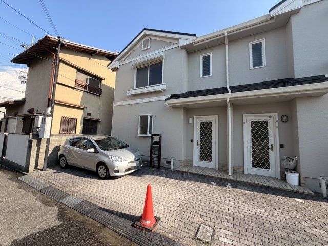 SILENT ARROWの駐車場