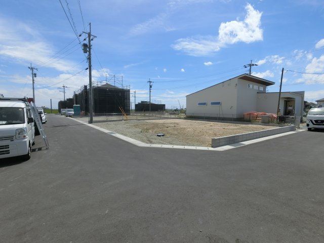小城市三日月町三ヶ島1期　８号棟の前面道路含む現地写真|前面道路含む現地写真です