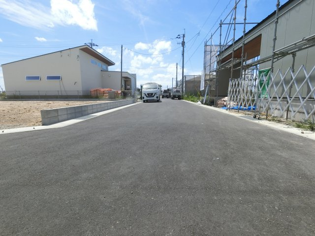 小城市三日月町三ヶ島1期　８号棟の前面道路含む現地写真|前面道路含む現地写真です