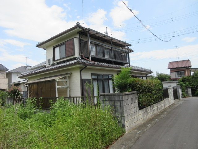 中古戸建　深谷市田中595-1（期間限定現況販売）の前面道路含む現地写真