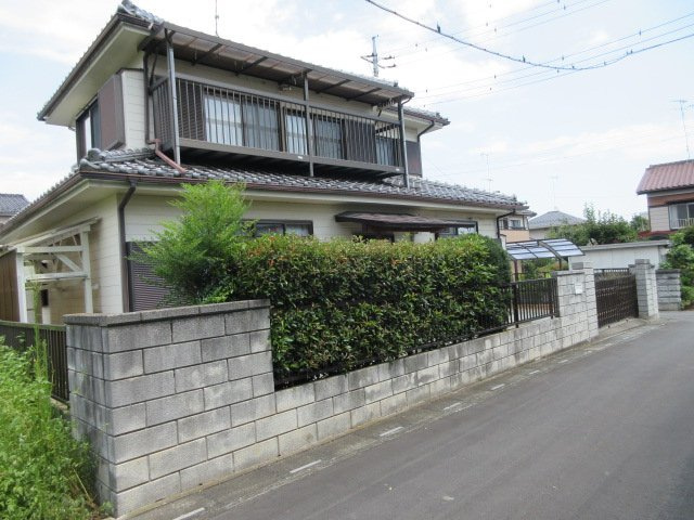 中古戸建　深谷市田中595-1（期間限定現況販売）の前面道路含む現地写真