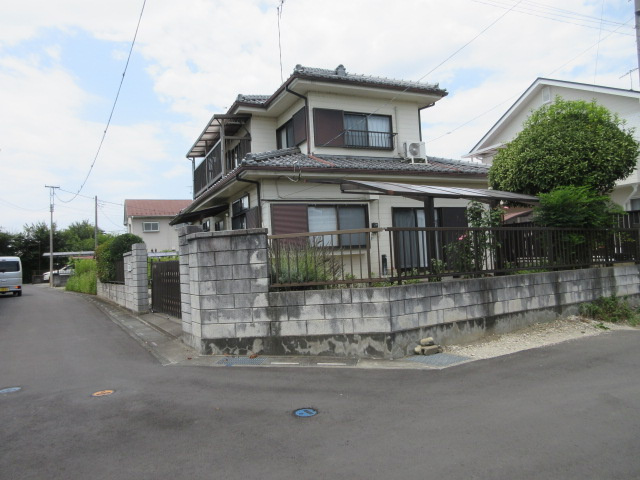 中古戸建　深谷市田中595-1（期間限定現況販売）の前面道路含む現地写真