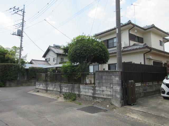 中古戸建　深谷市田中595-1（期間限定現況販売）の前面道路含む現地写真