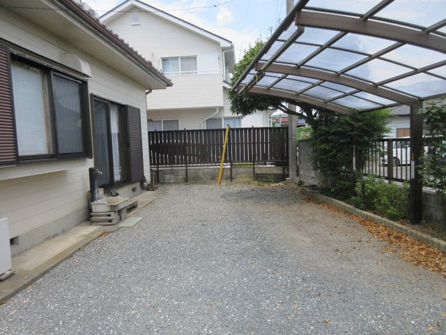 中古戸建　深谷市田中595-1（期間限定現況販売）の駐車場