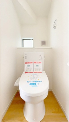【トイレ】 | ☆☆新築分譲　郡山市東原１期K　リガーレ　全２棟－①！！ | 温水洗浄便座付きのトイレです。汚れてもサッとひと拭きでお手入れ簡単。節水仕様でしっかり洗浄できます。環境にやさしく、しかも経済的です。