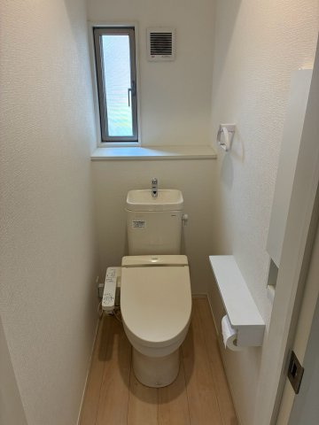 鯖江市北野町2丁目　中古戸建のトイレ