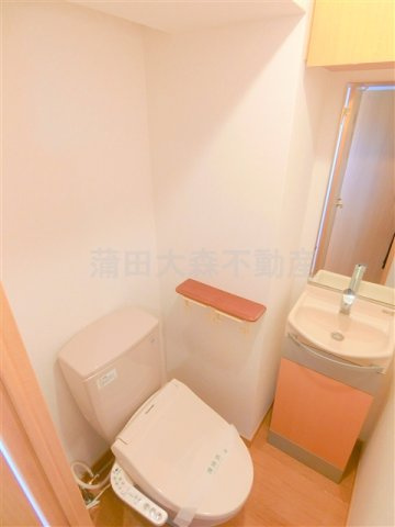 ルーブル蒲田弐番館の洗面所|洗面所　独立洗面台　温水洗浄暖房便座付きのトイレ　