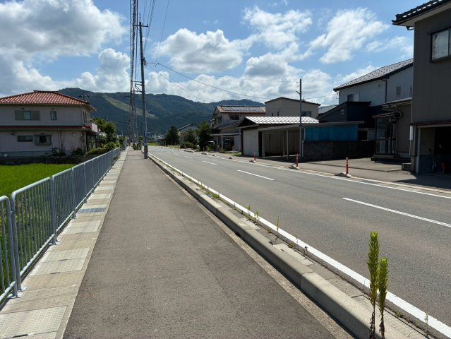坂井市丸岡町城北1丁目　中古戸建の前面道路含む現地写真