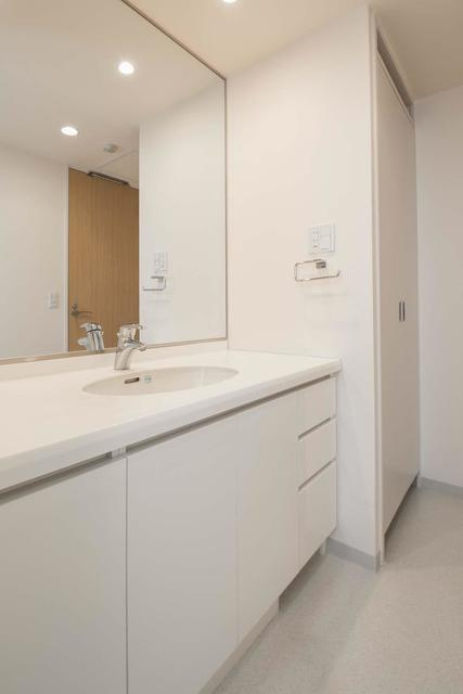 白金タワーの洗面所|※写真は同タイプ住戸です。
