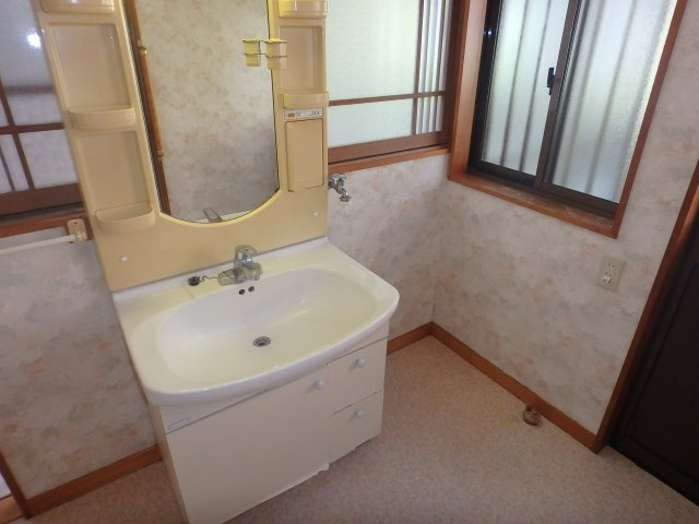 S1771H　箕作大型中古住宅の独立洗面台|独立洗面台、朝の身支度には欠かせません