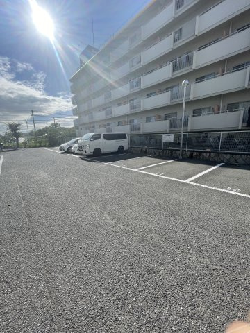 落合農住団地E棟の駐車場