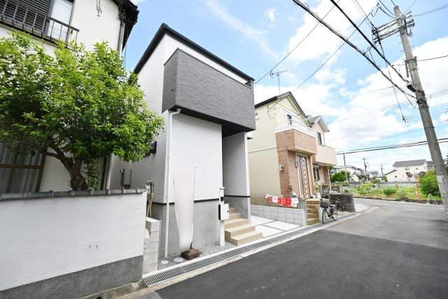 テラシエ箕面市新稲5丁目新築一戸建て｜４LDK＋駐車１台可の外観|完成済みですので、いつでも室内を見学して頂けます。見学をご希望の方はお気軽にお問い合わせください。