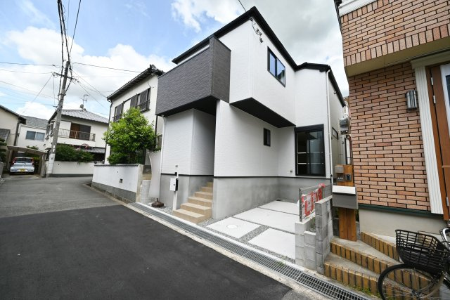 テラシエ箕面市新稲5丁目新築一戸建て｜４LDK＋駐車１台可の外観|南向き陽当たり良好。是非一度ご覧ください。