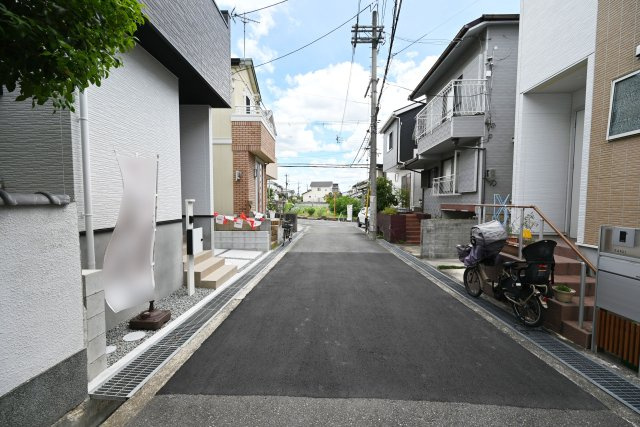 テラシエ箕面市新稲5丁目新築一戸建て｜４LDK＋駐車１台可の前面道路含む現地写真|南側前面道路
幅員約4.6」ｍ