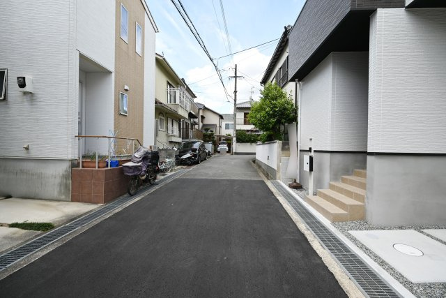 テラシエ箕面市新稲5丁目新築一戸建て｜４LDK＋駐車１台可の前面道路含む現地写真|南側前面道路
幅員約4.6ｍ