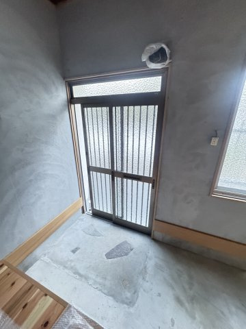 湊山町貸家の玄関