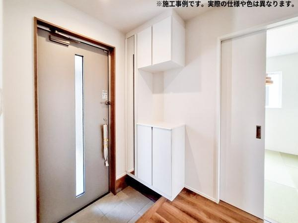 曙台2丁目　新築の内観：施工例|玄関　施工事例写真　※写真はイメージです。実際の仕様や色とは異なる場合があります。