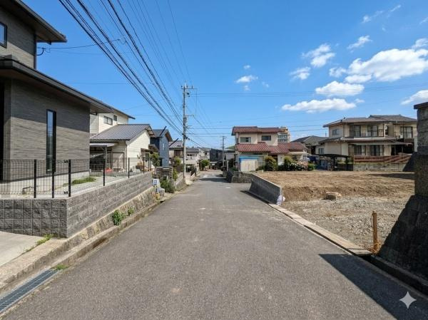 曙台2丁目　新築の前面道路含む現地写真|右側が対象地です。