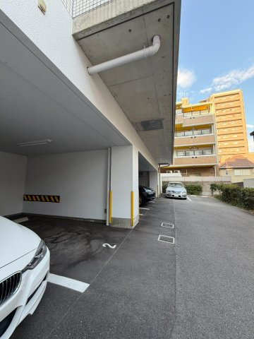 クレフ本山の駐車場