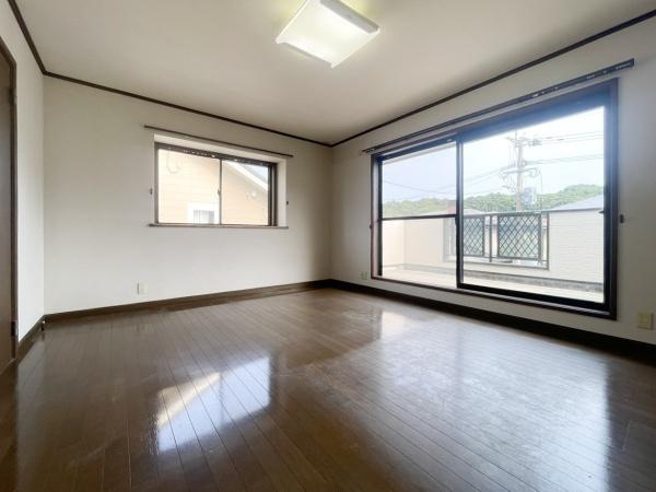 高江中央2丁目中古の洋室|二面採光で明るさを感じられる洋室です。広々とした空間が広がり窓からの開放感も特徴的です。シンプルな内装で様々なインテリアに対応しやすいです。床面はフローリングでお手入れもしやすくなっています。