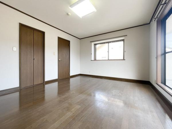 高江中央2丁目中古の洋室|二面採光で明るさを感じられる洋室です。床や建具は落ち着いた色合いでインテリアが合わせやすい雰囲気です。収納スペースも確保されています。